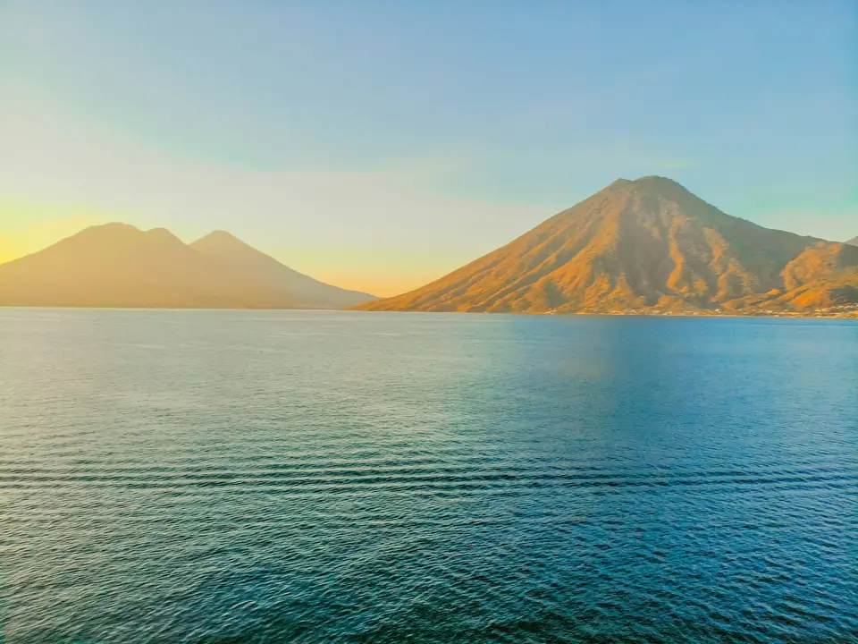 Lago de Atitlán con los volcanes al atardecer