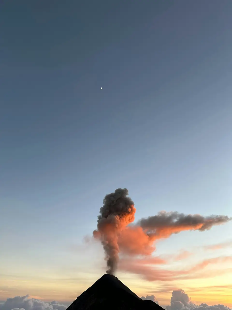 Volcán de Fuego al atardecer con columna de ceniza